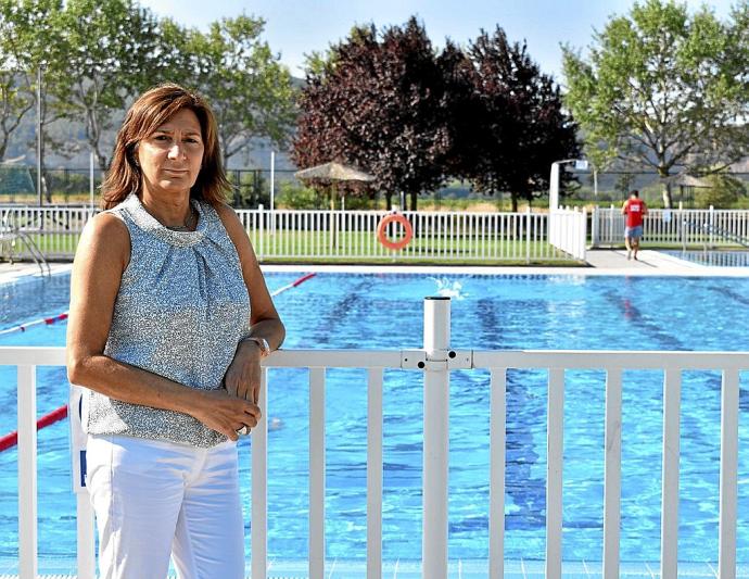 La alcaldesa, María José Verano, posa en las piscinas que han reformado.