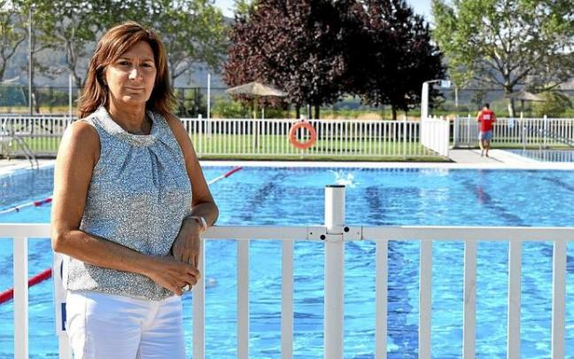 La alcaldesa, María José Verano, posa en las piscinas que han reformado.