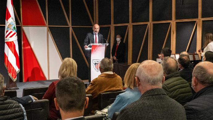 Aitor Elizegi en el acto celebrado en San Mamés para homenajear a los socios en sus 50 años como parte del Athletic