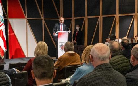 Aitor Elizegi en el acto celebrado en San Mamés para homenajear a los socios en sus 50 años como parte del Athletic