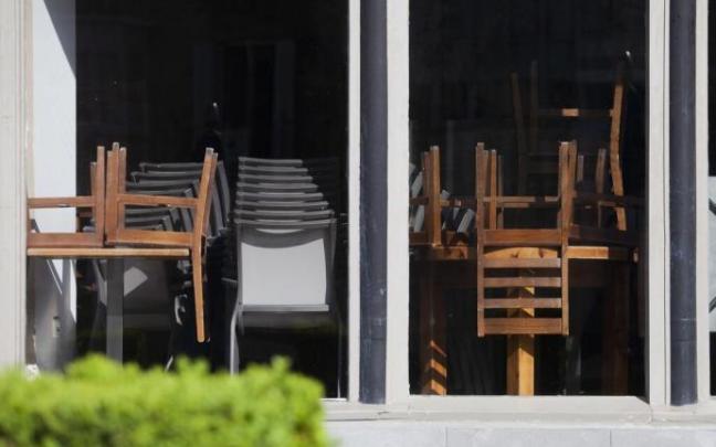 Mobiliario en el interior de un bar de Vitoria.