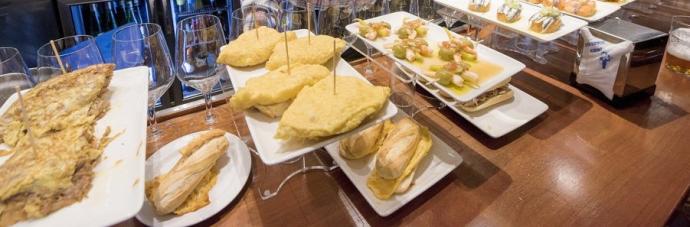 Unos pintxos sobre el mostrador de un local hostelero.