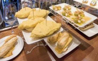 Unos pintxos sobre el mostrador de un local hostelero. Unos pintxos sobre el mostrador de un local hostelero.