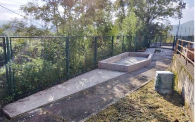 Zona del instituto de Altza donde se ha colocado una capa de hormigón para tapar el amianto y poder plantar encima.