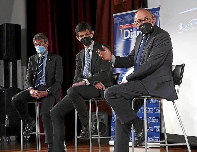 Ramiro González, Alfonso Fernández de Trocóniz y Gorka Urtaran, durante la mesa redonda organizada por DNA. Foto: Alex Larretxi