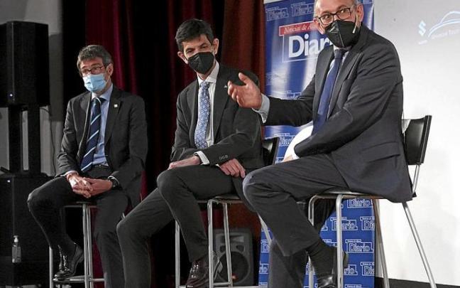 Ramiro González, Alfonso Fernández de Trocóniz y Gorka Urtaran, durante la mesa redonda organizada por DNA. Foto: Alex Larretxi