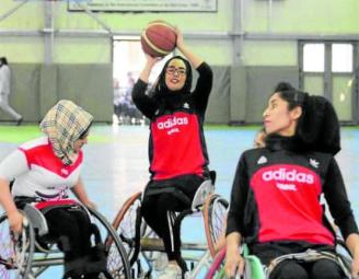 Nilofar Bayat, con el balón, en un partido con la selección de Afganistán. Foto: Twitter Nilofar Bayat