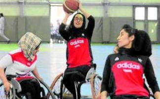 Nilofar Bayat, con el balón, en un partido con la selección de Afganistán. Foto: Twitter Nilofar Bayat