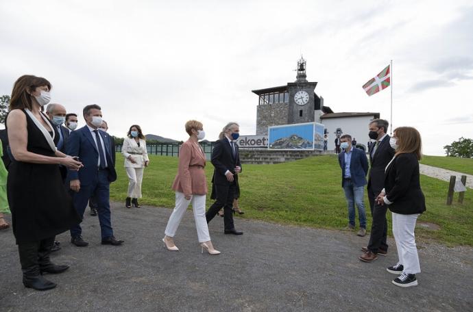 El Consejo de Gobierno, presidido por el lehendakari Iñigo Urkullu, ha celebrado su habitual reunión semanal en la Reserva de Urdaibai, en la Torre Madariaga de Busturia