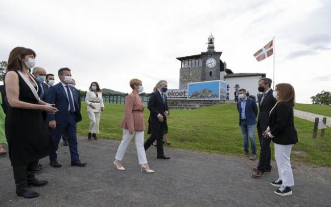 El Consejo de Gobierno, presidido por el lehendakari Iñigo Urkullu, ha celebrado su habitual reunión semanal en la Reserva de Urdaibai, en la Torre Madariaga de Busturia