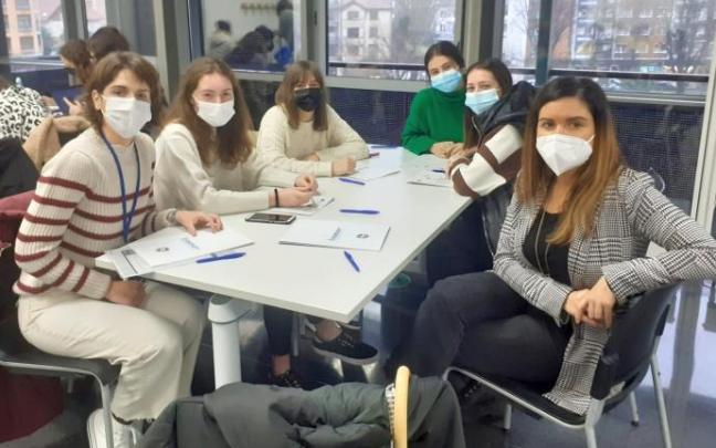 Alumnas del Instituto de Urritxe, en la jornada de presentación del pasado lunes. Alumnas del Instituto de Urritxe, en la jornada de presentación del pasado lunes.