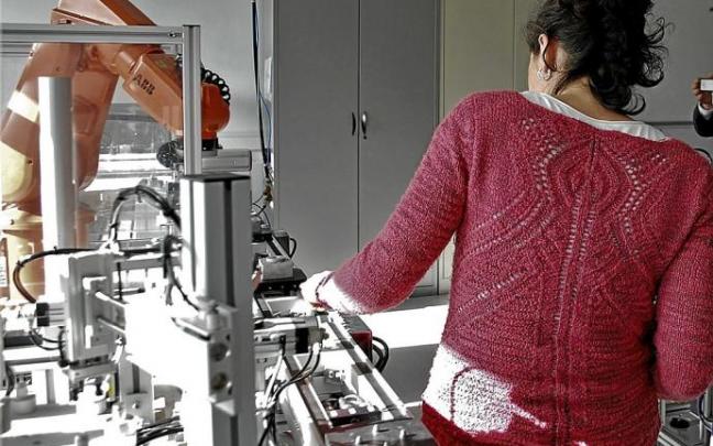 Una joven programa una herramienta en el aula de robótica del Instituto Zaraobe de Amurrio.