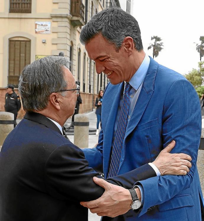 Pedro Sánchez, recibido ayer por el presidente de Ceuta, Juan Jesús Vivas. Foto: E. Press