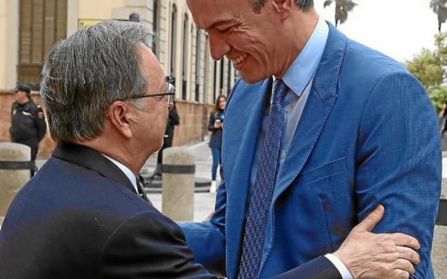 Pedro Sánchez, recibido ayer por el presidente de Ceuta, Juan Jesús Vivas. Foto: E. Press