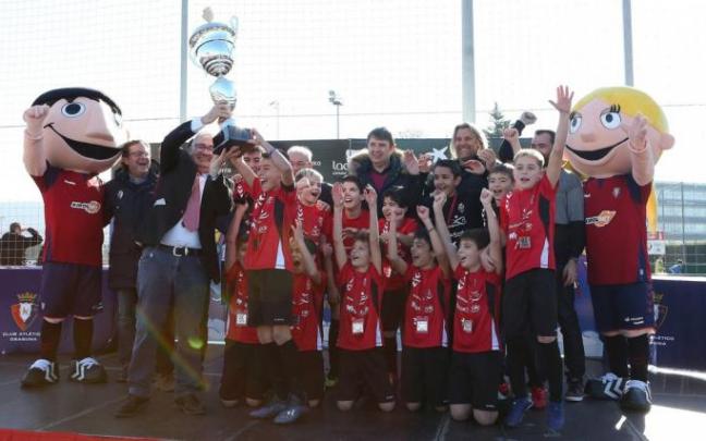 Los jugadores del Regina Pacis celebran el triunfo de la última edición en enero de 2020.