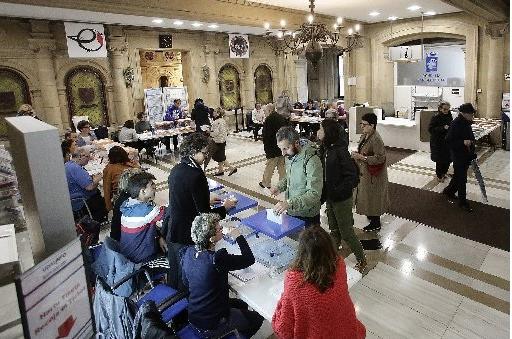 Interior del ayuntamiento de Donostia en un día de votaciones.