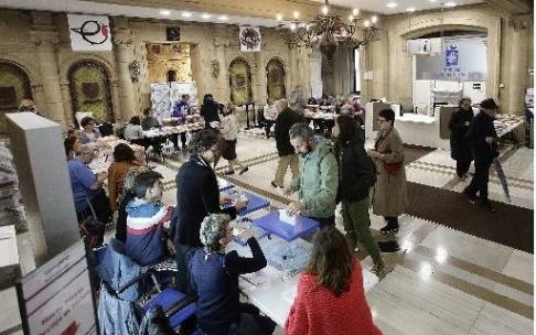 Interior del ayuntamiento de Donostia en un día de votaciones.
