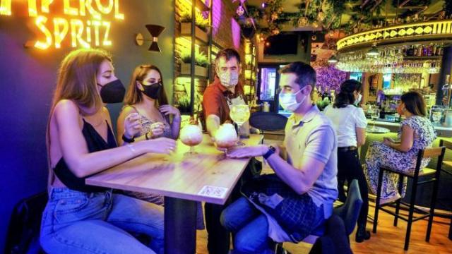 Euskadi propone la implantación del pasaporte covid en el ocio nocturno y la restauración.