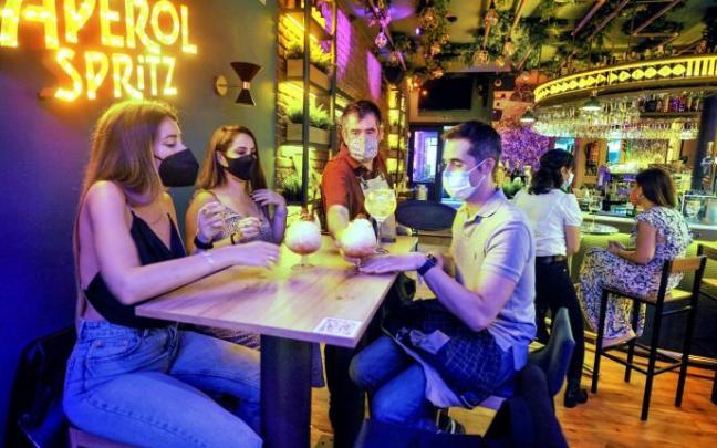 Euskadi propone la implantación del pasaporte covid en el ocio nocturno y la restauración.