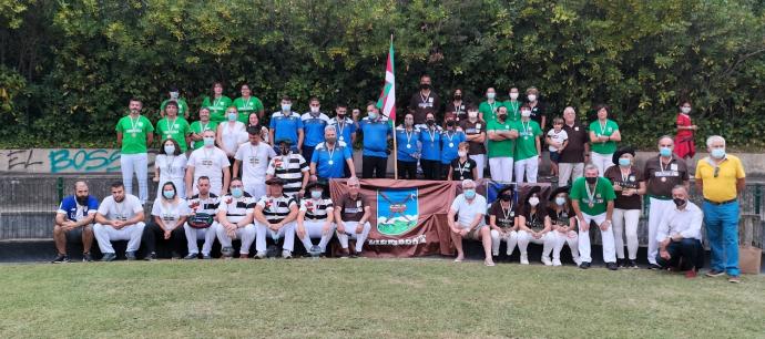 Foto de familia tras el homenaje que los aficionados del bolo a katxete de Ezkerraldea-Meatzaldea tributaron a Jon Ander Soto en el carrejo zierbenato de La Arena.