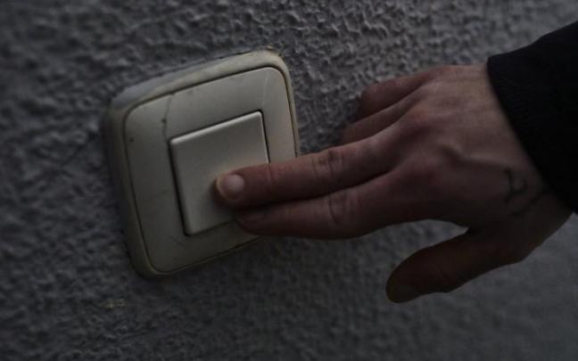 Una persona enciende un interruptor.