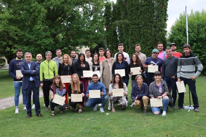 Integrantes del curso posan con la consejera de Desarrollo Rural y Medio Ambiente, Itziar Gómez.