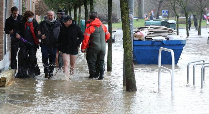 Imagen captada el 10 de diciembre del año pasado, con los vecinos con el agua hasta las rodillas durante las inundaciones por el desbordamiento del río Arga en la Rochapea.