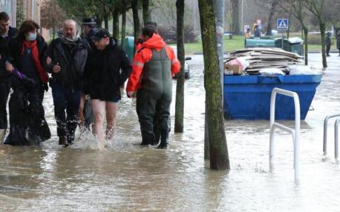 Imagen captada el 10 de diciembre del año pasado, con los vecinos con el agua hasta las rodillas durante las inundaciones por el desbordamiento del río Arga en la Rochapea.