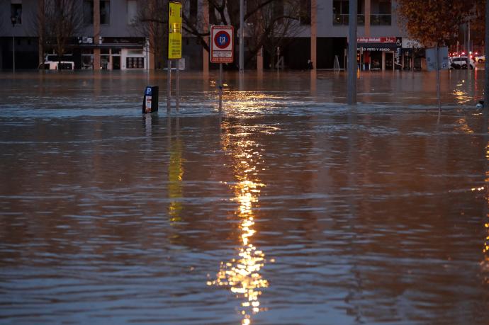 El río Arga se desborda a la altura del puente de curtidores en el barrio de la Rotxapea.