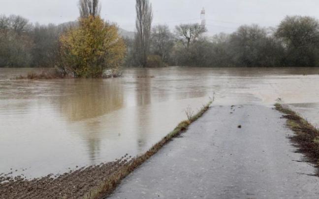 Desbordamiento del Zadorra, este lunes.