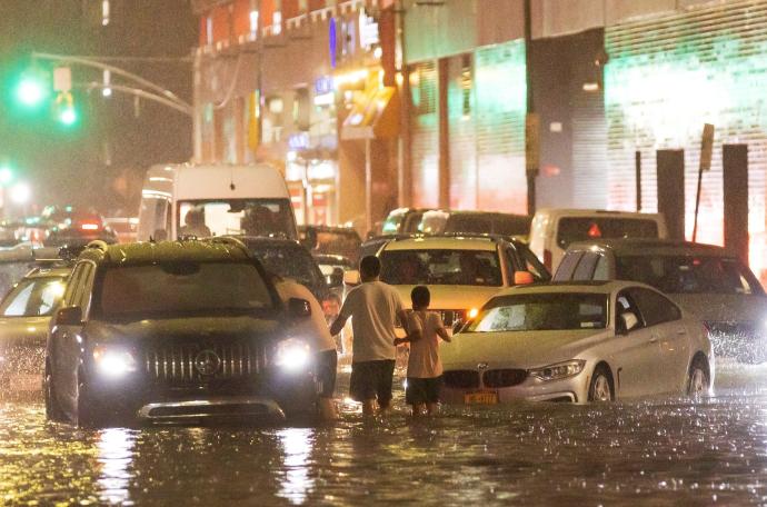 Cientos de conductores han tenido que ser rescatados después de que sus vehículos quedaran atrapados por las inundaciones