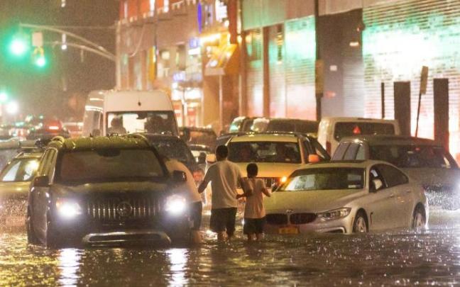 Cientos de conductores han tenido que ser rescatados después de que sus vehículos quedaran atrapados por las inundaciones Cientos de conductores han tenido que ser rescatados después de que sus vehículos quedaran atrapados por las inundaciones