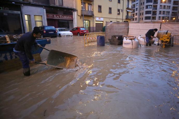 Calles inundadas en la Rochapea por el desbordamiento del río Arga.