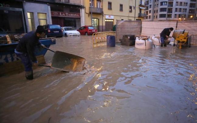 Calles inundadas en la Rochapea por el desbordamiento del río Arga.