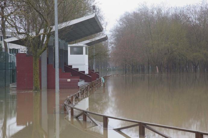 Inundaciones por el desbordamiento del río Zadorra a su paso por las piscinas de Gamarra.