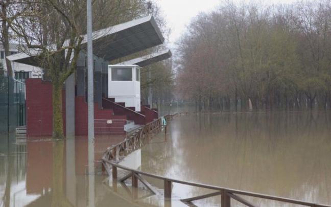 Inundaciones por el desbordamiento del río Zadorra a su paso por las piscinas de Gamarra.