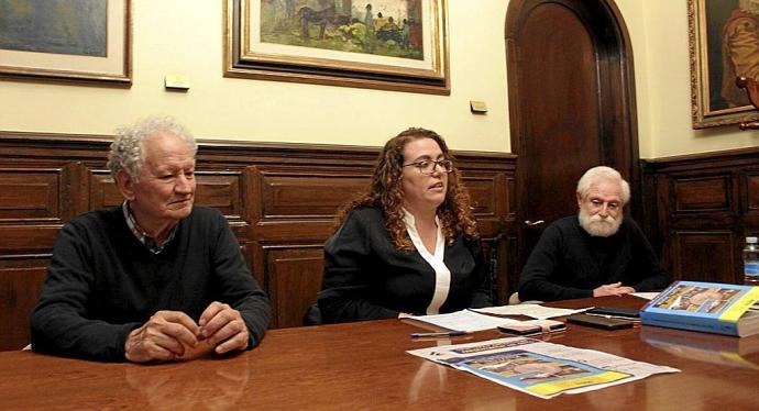 De izda. a dcha., Monje, Martínez y Martiarena, ayer, en la casa consistorial de Irun.