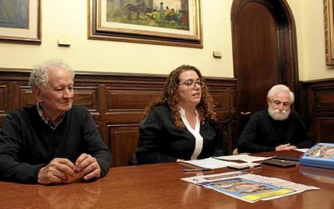 De izda. a dcha., Monje, Martínez y Martiarena, ayer, en la casa consistorial de Irun.