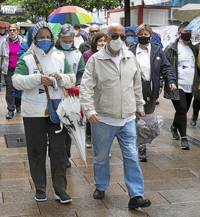 Participantes de la marcha contra el cáncer de Álava.