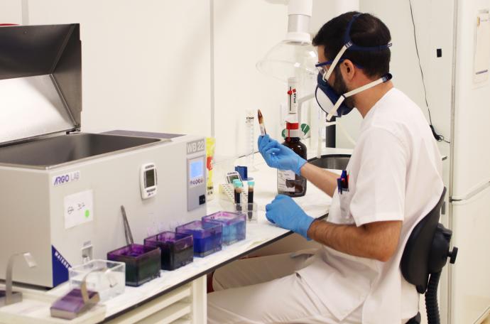 Un investigador en un laboratorio.