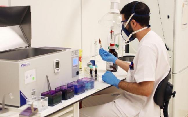 Un investigador en un laboratorio.