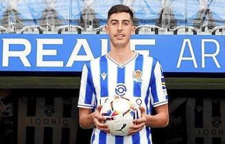 Carlos Fernández, en Anoeta tras su fichaje por la Real Sociedad. Foto: Real Sociedad