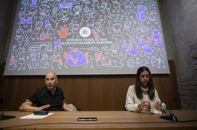 A la izquierda, el nuevo presidente de la Federación de Peñas, Iosu Santxez, durante la presentación de las pancartas de 2021.