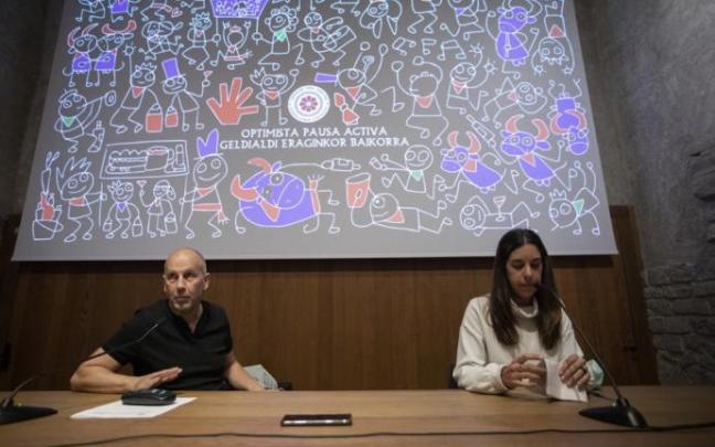 A la izquierda, el nuevo presidente de la Federación de Peñas, Iosu Santxez, durante la presentación de las pancartas de 2021. A la izquierda, el nuevo presidente de la Federación de Peñas, Iosu Santxez, durante la presentación de las pancartas de 2021.