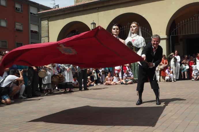 Iosu, en fiestas de Burlada con Larratz dantza taldea.