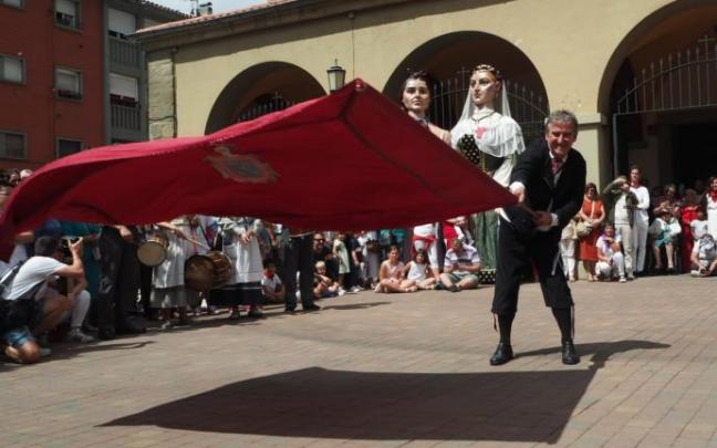 Iosu, en fiestas de Burlada con Larratz dantza taldea.