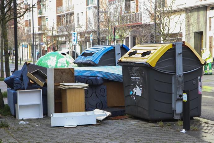 Basura fuera de los contenedores