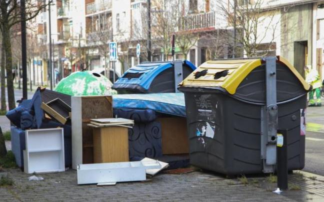 Basura fuera de los contenedores