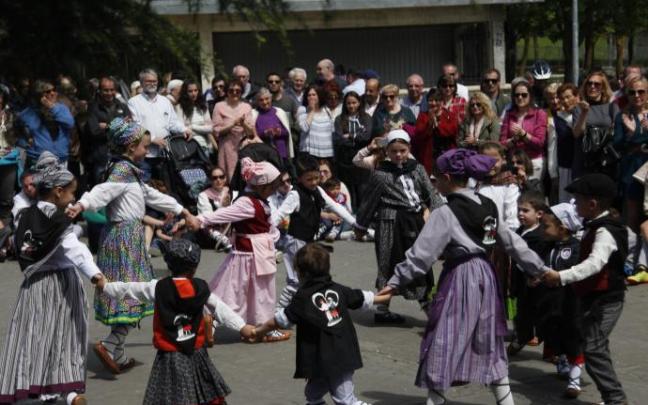 Dantzaris txikis bailando en las fiestas del barrio de Abetxuko en las fiestas del 2019.