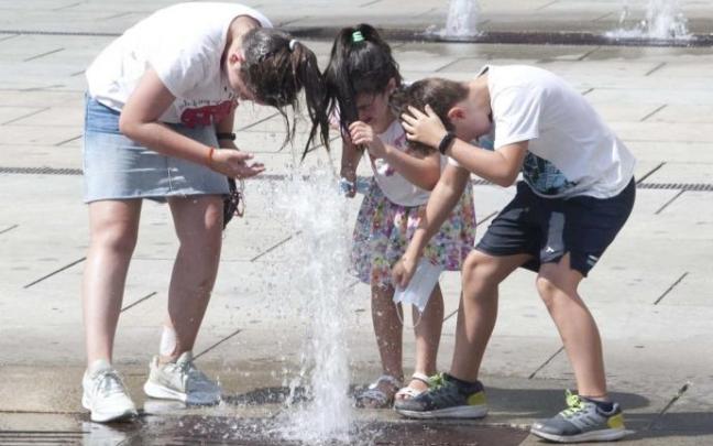 Niños refrescándose a causa de las altas temperaturas